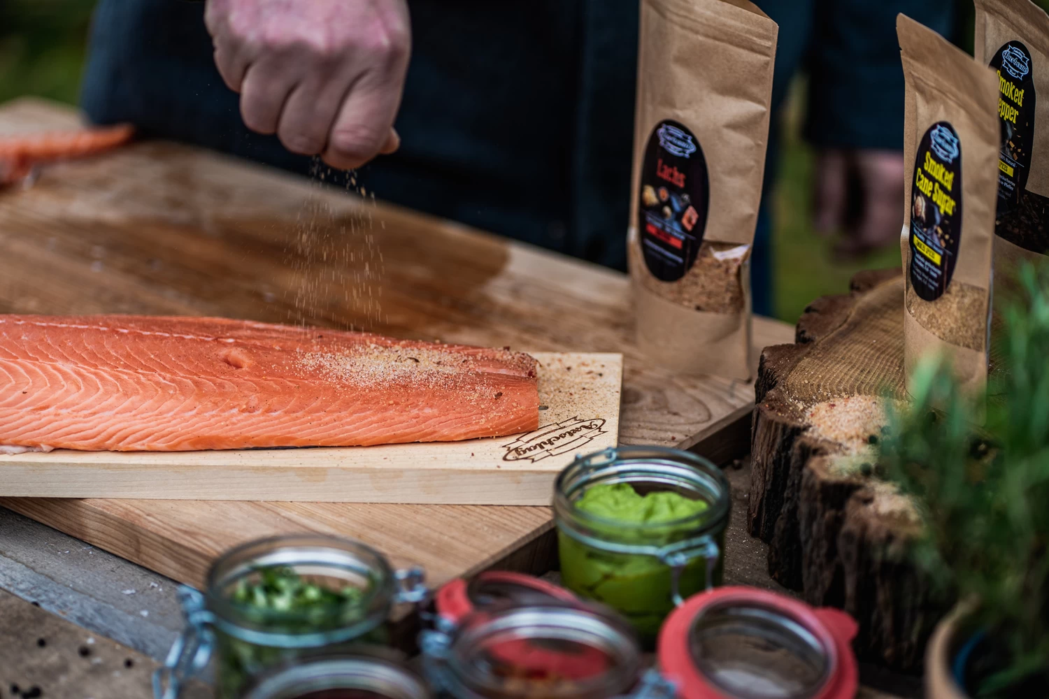 Axtschlag Flammlachsbrett Premium Line Birke - Klemmhalterung - Mit Patentierter Halterung Für Feuerstelle, Grillrost Und Gasgrill 8 Axtschlag Flammlachsbrett Premium Line Birke - Klemmhalterung - Mit Patentierter Halterung Für Feuerstelle, Grillrost Und Gasgrill – Bild 8