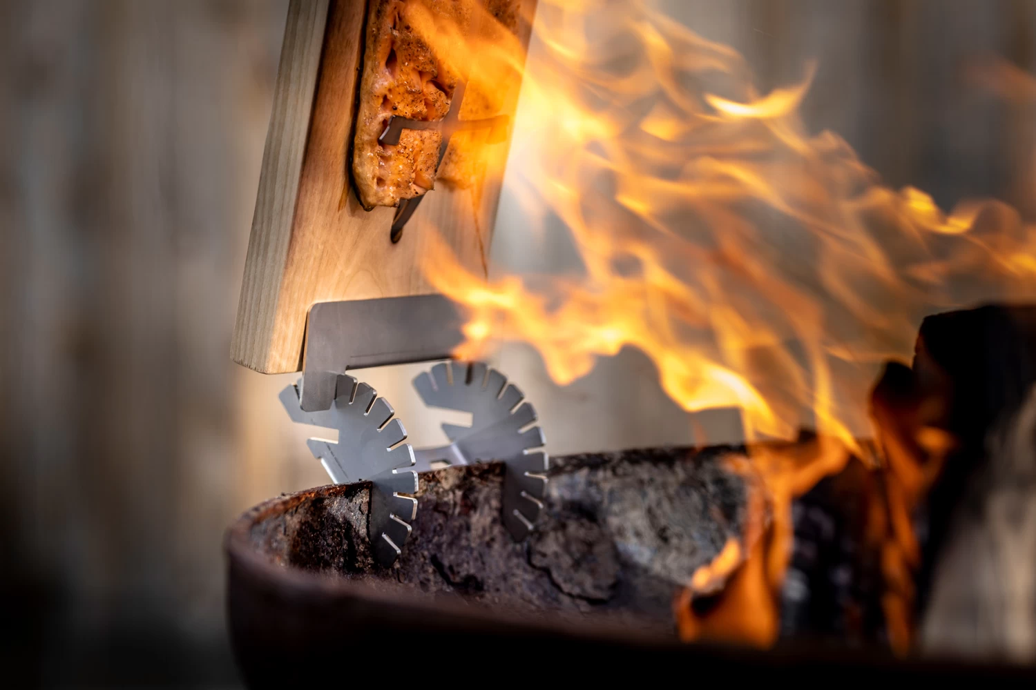 Axtschlag Flammlachsbrett Premium Line Birke - Klemmhalterung - Mit Patentierter Halterung Für Feuerstelle, Grillrost Und Gasgrill 10 Axtschlag Flammlachsbrett Premium Line Birke - Klemmhalterung - Mit Patentierter Halterung Für Feuerstelle, Grillrost Und Gasgrill – Bild 10