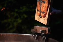 Axtschlag Flammlachsbrett Essential Line Birke - Schraubhalterung - Mit Halterung Für Feuerschalen Und Feuertonnen -Geschäft Für Grillzubehör Axtschlag Essential Flammlachsbrett Birke Halterung