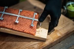 Axtschlag Flammlachsbrett Essential Line Birke - Schraubhalterung - Mit Halterung Für Feuerschalen Und Feuertonnen -Geschäft Für Grillzubehör Axtschlag Essential Flammlachsbrett Birke Schrauben