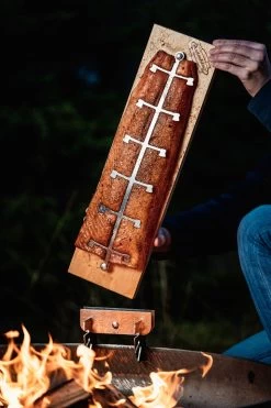 Axtschlag Flammlachsbrett Essential Line Birke - Schraubhalterung - Mit Halterung Für Feuerschalen Und Feuertonnen -Geschäft Für Grillzubehör Axtschlag Essential Flammlachsbrett Birke Wenden