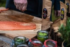 Axtschlag Flammlachsbrett Essential Line Birke - Schraubhalterung - Mit Halterung Für Feuerschalen Und Feuertonnen -Geschäft Für Grillzubehör Axtschlag Essential Flammlachsbrett Birke Zubereitung