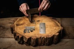 Axtschlag Flammlachsbrett Essential Line Birke - Schraubhalterung - Mit Halterung Für Feuerschalen Und Feuertonnen -Geschäft Für Grillzubehör Axtschlag Essential Flammlachsbrett Halterung Aufbau 1