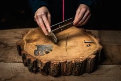 Axtschlag Flammlachsbrett Essential Line Birke - Schraubhalterung - Mit Halterung Für Feuerschalen Und Feuertonnen -Geschäft Für Grillzubehör Axtschlag Essential Flammlachsbrett Halterung Aufbau 2