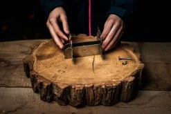 Axtschlag Flammlachsbrett Essential Line Birke - Schraubhalterung - Mit Halterung Für Feuerschalen Und Feuertonnen -Geschäft Für Grillzubehör Axtschlag Essential Flammlachsbrett Halterung Aufbau 3