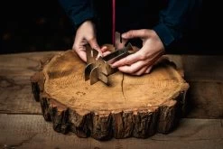 Axtschlag Flammlachsbrett Essential Line Birke - Schraubhalterung - Mit Halterung Für Feuerschalen Und Feuertonnen -Geschäft Für Grillzubehör Axtschlag Essential Flammlachsbrett Halterung Aufbau 4