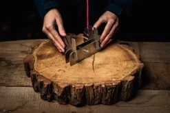 Axtschlag Flammlachsbrett Essential Line Birke - Schraubhalterung - Mit Halterung Für Feuerschalen Und Feuertonnen -Geschäft Für Grillzubehör Axtschlag Essential Flammlachsbrett Halterung Aufbau 5