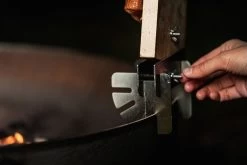 Axtschlag Flammlachsbrett Essential Line Birke - Schraubhalterung - Mit Halterung Für Feuerschalen Und Feuertonnen -Geschäft Für Grillzubehör Axtschlag Essential Flammlachsbrett Halterung montieren