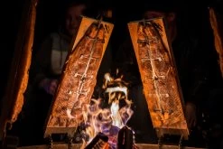 Axtschlag Flammlachsbrett Premium Line Birke - Klemmhalterung - Mit Patentierter Halterung Für Feuerstelle, Grillrost Und Gasgrill 28 Axtschlag Flammlachsbrett Premium Line Birke - Klemmhalterung - Mit Patentierter Halterung Für Feuerstelle, Grillrost Und Gasgrill -Geschäft Für Grillzubehör Axtschlag Flammlachsbrett Feuerstelle Flammen 1