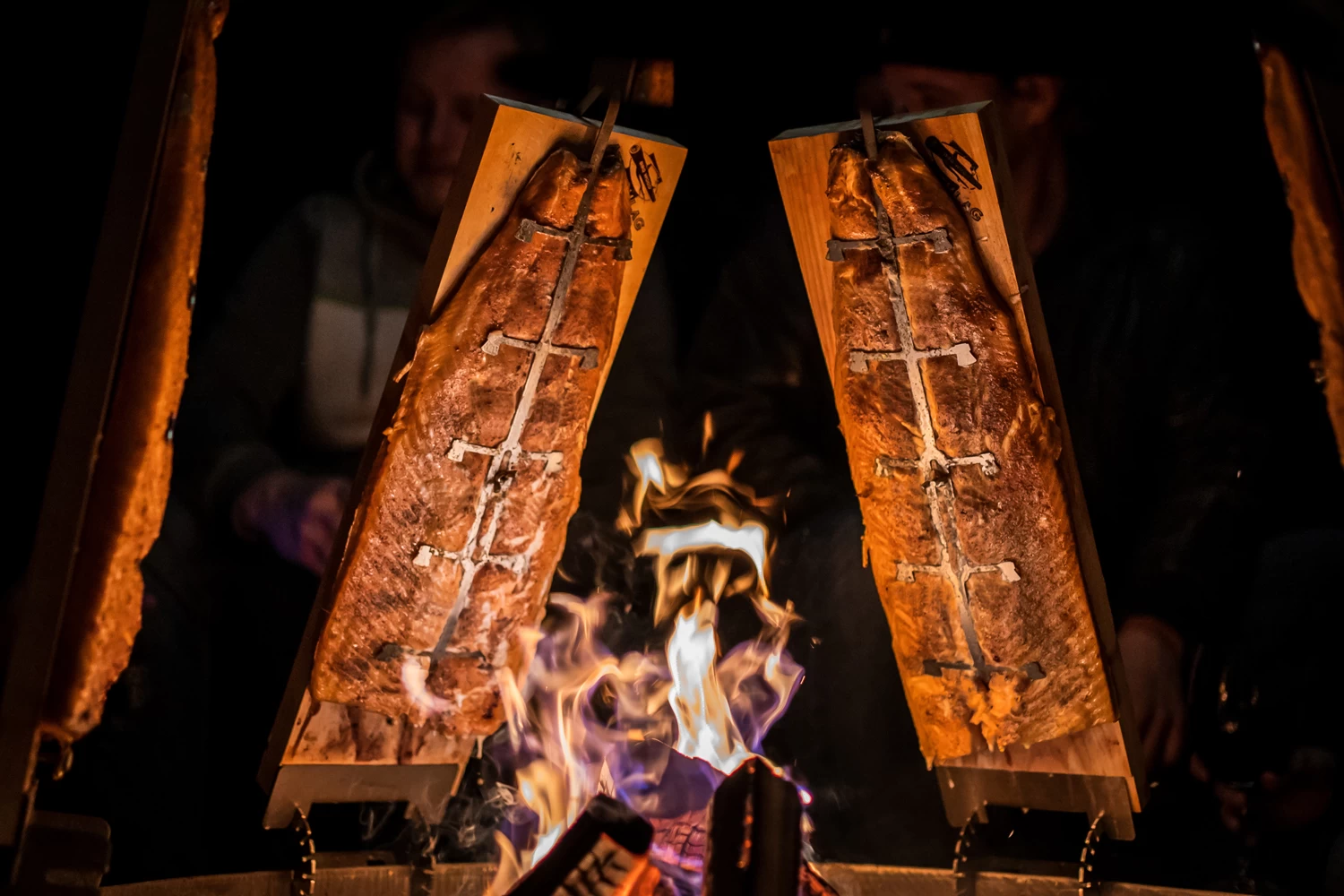 Axtschlag Flammlachsbrett Premium Line Kirsche - Extra Lang - Schraubhalterung - Mit Patentierter Halterung Für Feuerstelle, Grillrost Und Gasgrill 10 Axtschlag Flammlachsbrett Premium Line Kirsche - Extra Lang - Schraubhalterung - Mit Patentierter Halterung Für Feuerstelle, Grillrost Und Gasgrill – Bild 10