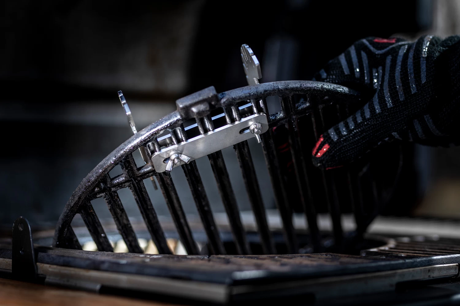 Axtschlag Flammlachsbrett Premium Line Birke - Klemmhalterung - Mit Patentierter Halterung Für Feuerstelle, Grillrost Und Gasgrill 13 Axtschlag Flammlachsbrett Premium Line Birke - Klemmhalterung - Mit Patentierter Halterung Für Feuerstelle, Grillrost Und Gasgrill – Bild 13