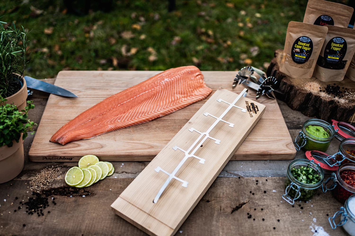 Axtschlag Flammlachsbrett Premium Line Birke - Klemmhalterung - Mit Patentierter Halterung Für Feuerstelle, Grillrost Und Gasgrill 7 Axtschlag Flammlachsbrett Premium Line Birke - Klemmhalterung - Mit Patentierter Halterung Für Feuerstelle, Grillrost Und Gasgrill – Bild 7