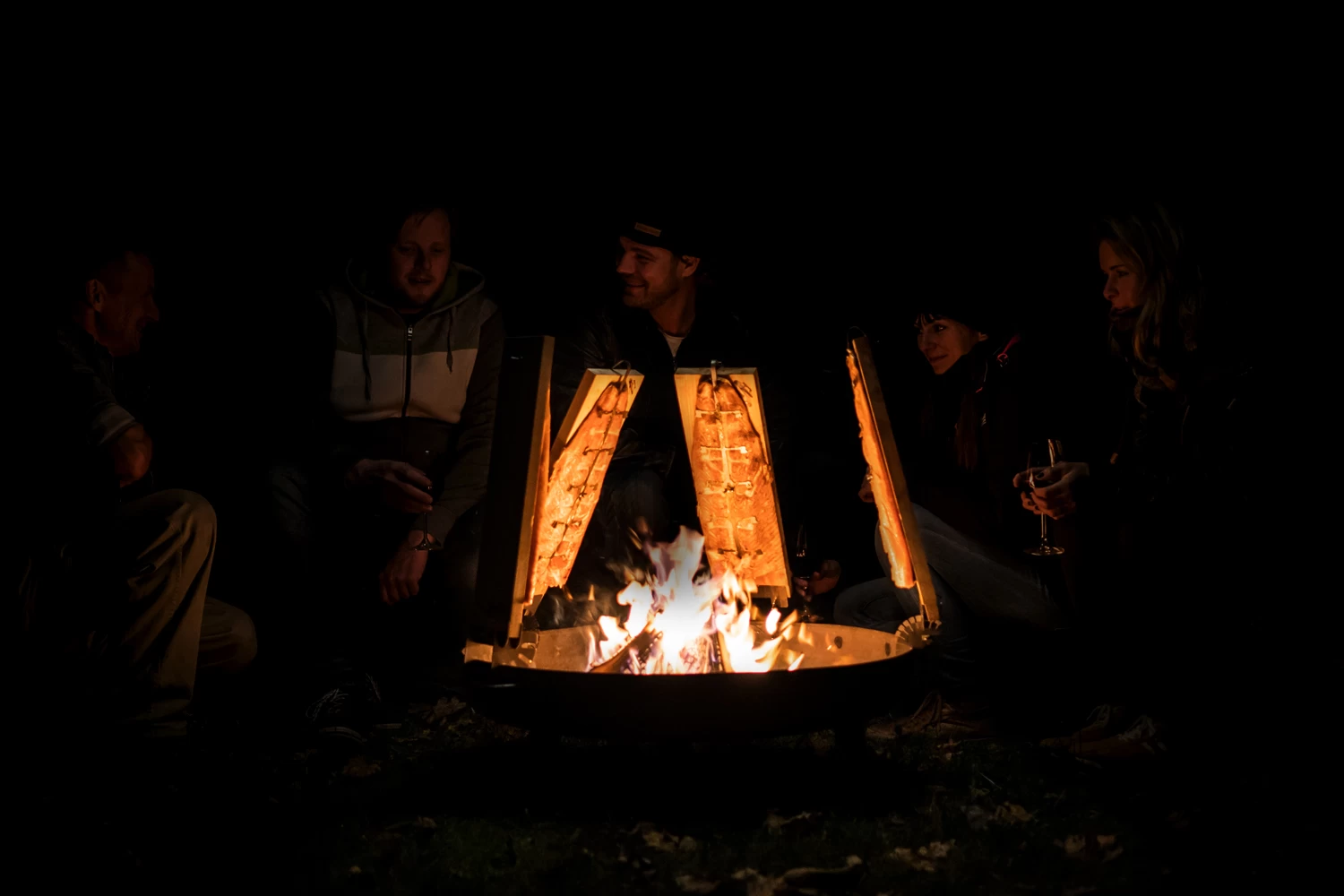 Axtschlag Flammlachsbrett Premium Line Birke - Klemmhalterung - Mit Patentierter Halterung Für Feuerstelle, Grillrost Und Gasgrill 11 Axtschlag Flammlachsbrett Premium Line Birke - Klemmhalterung - Mit Patentierter Halterung Für Feuerstelle, Grillrost Und Gasgrill – Bild 11