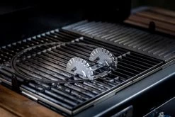 Axtschlag Flammlachsbrett Premium Line Birke - Klemmhalterung - Mit Patentierter Halterung Für Feuerstelle, Grillrost Und Gasgrill 30 Axtschlag Flammlachsbrett Premium Line Birke - Klemmhalterung - Mit Patentierter Halterung Für Feuerstelle, Grillrost Und Gasgrill -Geschäft Für Grillzubehör Axtschlag Premium Flammlachsbrett Halterung Grillrost 1
