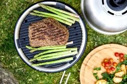 Cobb Grill Premier AIR Deluxe Holzkohlegrill - Modell 2023 -Geschäft Für Grillzubehör Cobb Premier Air Deluxe Lifestyle