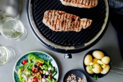 Cobb Grill Premier+ Gas Deluxe Gasgrill 50mbar - Modell 2023 -Geschäft Für Grillzubehör Cobb Premier Plus Deluxe Gasgrill Lifestyle 1