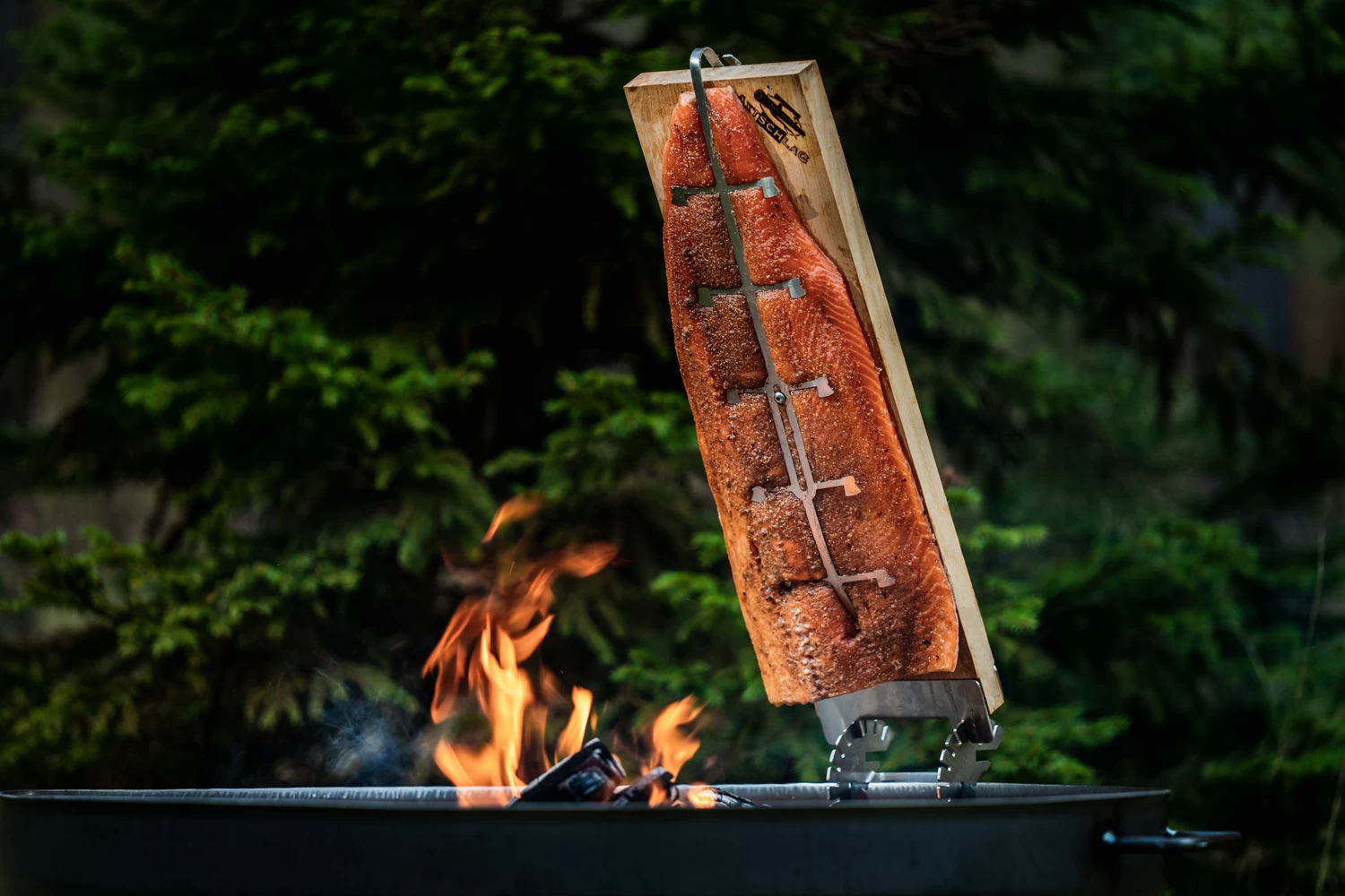Axtschlag Flammlachsbrett Premium Line Birke - Klemmhalterung - Mit Patentierter Halterung Für Feuerstelle, Grillrost Und Gasgrill 17 Axtschlag Flammlachsbrett Premium Line Birke - Klemmhalterung - Mit Patentierter Halterung Für Feuerstelle, Grillrost Und Gasgrill – Bild 17