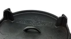 Grillfürst Dutch Oven Set BBQ Edition DO20 - X-DEAL Inkl. Tragetasche / Aufbewahrungstasche, Gusseisen Pflege, Ringreiniger, Deckelheber Und Bambus-Kochlöffel -Geschäft Für Grillzubehör Grillfuerst Dutch Oven Logo