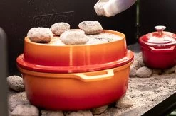 Grillfürst Emaillierter Dutch Oven Ohne Füsse DO7,5 - Orange -Geschäft Für Grillzubehör Grillfuerst Dutch Oven farbig Beispiel DO7 5 orange Mood Briketts