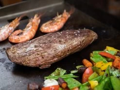 Grillfürst Plancha Grill - 2 Brenner Mit Insgesamt 7 KW Und Edelstahl Plancha - Inkl. 2 Stk. Plancha Spatel Und Grillzange -Geschäft Für Grillzubehör Grillfuerst Plancha Grill Fleisch Gemuese Meeresfruechte