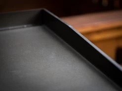 Grillfürst Plancha Grill - 2 Brenner Mit Insgesamt 7 KW Und Edelstahl Plancha - Inkl. 2 Stk. Plancha Spatel Und Grillzange -Geschäft Für Grillzubehör Grillfuerst Plancha Grill Materialstaerke 5 mm