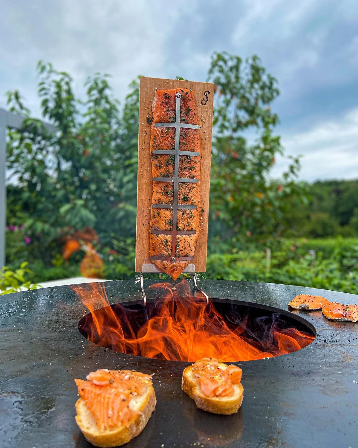 Flammlachsbrett Universal Halterung Für Feuerplatten 2 Flammlachsbrett Universal Halterung Für Feuerplatten – Bild 2