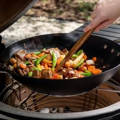 Kamado Joe Karbonstahl Wok 7 Kamado Joe Karbonstahl Wok -Geschäft Für Grillzubehör Kamado Joe Wok Karbonstahl Mood01