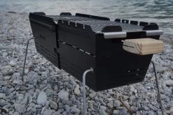 Knister Grill Original - Ausziehbarer Holzkohle Kompaktgrill -Geschäft Für Grillzubehör Knister Grill Beine auf Steinen