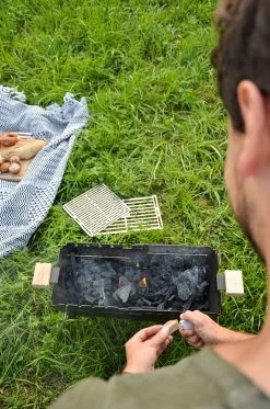 Knister Grill Original - Ausziehbarer Holzkohle Kompaktgrill -Geschäft Für Grillzubehör Knister auf der Wiese