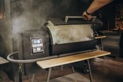 Moesta Pelletgrill Sheriff Inklusive Bambus Ablagebrett Und Abdeckhaube - Modell 2023 -Geschäft Für Grillzubehör Moesta Pelletgrill Sheriff Anwendung
