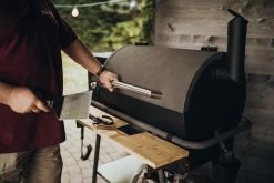 Moesta Pelletgrill Sheriff Inklusive Bambus Ablagebrett Und Abdeckhaube - Modell 2023 -Geschäft Für Grillzubehör Moesta Sheriff Pelletgrill Anwendung Deckel oeffnen 10593
