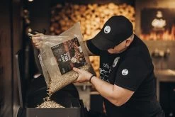 Moesta Pelletgrill Sheriff - Ohne Ablagebrett 9 Moesta Pelletgrill Sheriff - Ohne Ablagebrett -Geschäft Für Grillzubehör Moesta Sheriff Pelletgrill pellets einfuellen 10593 2