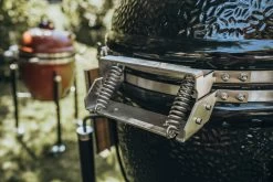 Monolith Grill CLASSIC BBQ GURU - PRO-Serie 2.0 Schwarz - MIT Gestell Und Seitentischen - Inkl. UltraQ Controller Set -Geschäft Für Grillzubehör Monolith Classic Deckelscharnier 8