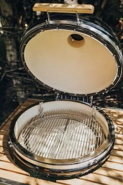 Monolith Grill LeCHEF BBQ GURU - PRO-Serie 2.0 Schwarz - MIT Gestell Und Seitentischen - Inkl. DynaQ Controller Set -Geschäft Für Grillzubehör Monolith Le Chef Deckel offen Keramikgrill 1