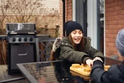 Napoleon Freestyle 425 Gasgrill, Graphit - Mit Sizzle Zone - Modell 2023 -Geschäft Für Grillzubehör Napoleon Freestyle 425 SIB Lifestyle Balkon