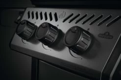 Napoleon Freestyle 365 Gasgrill, Graphit - Mit Sizzle Zone - Modell 2023 - X-DEAL Inkl. Abdeckhaube Und Gussplatte 29 Napoleon Freestyle 365 Gasgrill, Graphit - Mit Sizzle Zone - Modell 2023 - X-DEAL Inkl. Abdeckhaube Und Gussplatte -Geschäft Für Grillzubehör Napoleon Freestyle Bedienknoepfe 1