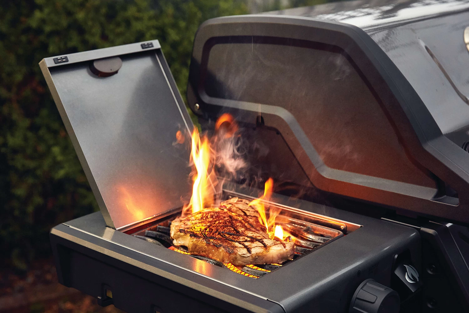 Napoleon Freestyle 365 Gasgrill, Graphit - Mit Sizzle Zone - Modell 2023 - X-DEAL Inkl. Abdeckhaube Und Gussplatte 9 Napoleon Freestyle 365 Gasgrill, Graphit - Mit Sizzle Zone - Modell 2023 - X-DEAL Inkl. Abdeckhaube Und Gussplatte – Bild 9