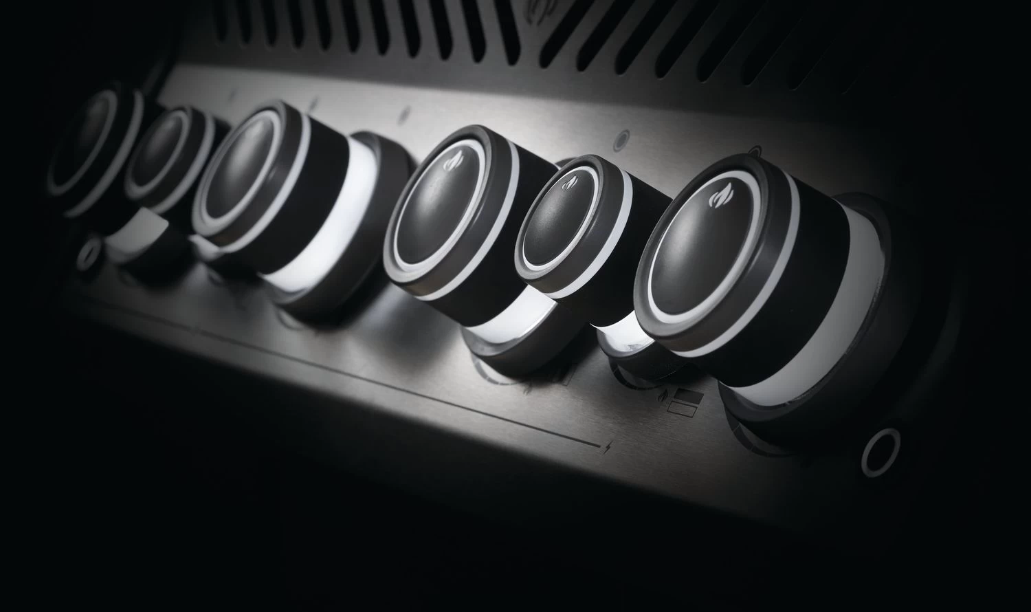 Napoleon Rogue SE 525 Gasgrill - All-black - Grillfürst Edition Inkl. Abdeckhaube - SMART Deal Inkl. Grillfürst Grill Control - Modell 2022 10 Napoleon Rogue SE 525 Gasgrill - All-black - Grillfürst Edition Inkl. Abdeckhaube - SMART Deal Inkl. Grillfürst Grill Control - Modell 2022 – Bild 10