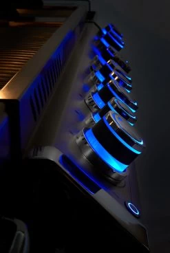 Napoleon Prestige Pro 665-3 Edelstahl Gasgrill Inkl. Drehspieß - Modell 2023 - SMART Deal Inkl. Grillfürst Grill Control Mit Companion Device Und Einstichthermometer -Geschäft Für Grillzubehör Napoleon Prestige Pro beleuchtere Drehregler blau 1