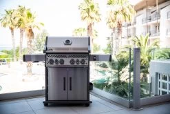 Napoleon Rogue SE 525 Edelstahl Gasgrill Mit Sizzle Zone Und Heckbrenner - SMART Deal Inkl. Grillfürst Grill Control - Modell 2023 -Geschäft Für Grillzubehör Napoleon Rogue RSE 525 Edelstahl lifestyle