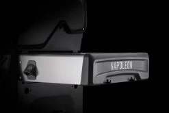 Napoleon Rogue SE 525 Edelstahl Gasgrill Mit Sizzle Zone Und Heckbrenner - SMART Deal Inkl. Grillfürst Grill Control - Modell 2023 -Geschäft Für Grillzubehör Napoleon Rogue SE Seitenablage mit Logo 1