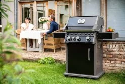 Napoleon Rogue XT 425 Gasgrill - All Black - Mit Sizzle Zone - Modell 2023 25 Napoleon Rogue XT 425 Gasgrill - All Black - Mit Sizzle Zone - Modell 2023 -Geschäft Für Grillzubehör Napoleon Rogue XT 425 Gasgrill mit Sizzle Zone Lifestyle