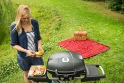 Napoleon TravelQ PRO285 Kompakt Gasgrill Schwarz Mit Klappbarem Wagen - Modell 2023 -Geschäft Für Grillzubehör Napoleon portabler Gasgrill Travelq Pro285 x lifestyle 2