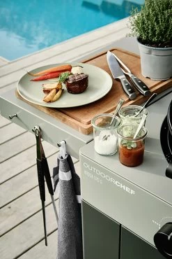 Outdoorchef Gas Kugelgrill Arosa 570 G Evo Grey Steel 15 Outdoorchef Gas Kugelgrill Arosa 570 G Evo Grey Steel -Geschäft Für Grillzubehör Outdoorchef Arosa 570G EVO grey steel Detail Besteckhalter
