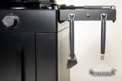 Outdoorchef Gas Kugelgrill Arosa 570 G Evo Black Style - Inkl. Blazing-/Cooking Zone Kit Plus 20 Outdoorchef Gas Kugelgrill Arosa 570 G Evo Black Style - Inkl. Blazing-/Cooking Zone Kit Plus -Geschäft Für Grillzubehör Outdoorchef Arosa Gas Kugelgrill 570G EVO Black Style Seitenablage 1