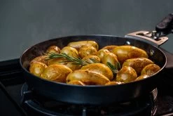 Outdoorchef Carbonstahl Pfanne Ø 24 Cm -Geschäft Für Grillzubehör Outdoorchef Carbonstahl Pfanne 24cm Anwendung