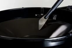 Outdoorchef Trichter Reinigungsset Für EASY FLIP Trichter -Geschäft Für Grillzubehör Outdoorchef Trichter Schaber Anwendung01 1