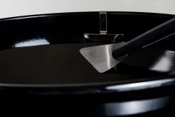 Outdoorchef Trichter-Schaber Für EASY FLIP Trichter -Geschäft Für Grillzubehör Outdoorchef Trichter Schaber Anwendung02