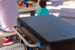 Pit Boss Plancha Grill Ultimate Plancha 3-Brenner - Mit Untergestell -Geschäft Für Grillzubehör Pit Boss Ultimate Plancha 3 Brenner Deckelgriff