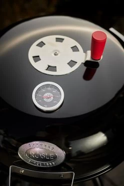 Rösle Holzkohlegrill Kugelgrill No.1 F50 Sport - FC Bayern Edition - Inkl. FC Bayern Abdeckhaube -Geschäft Für Grillzubehör Roesle FC Bayern Deckelthermometer Logo 1